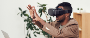 Homem usando óculos de realidade virtual