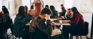 Estudantes lendo