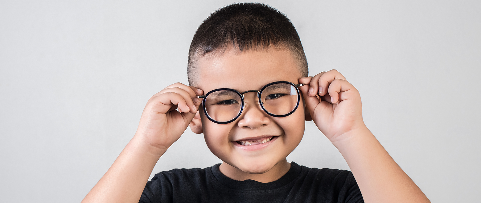 Uma criança usando óculos e sorridente