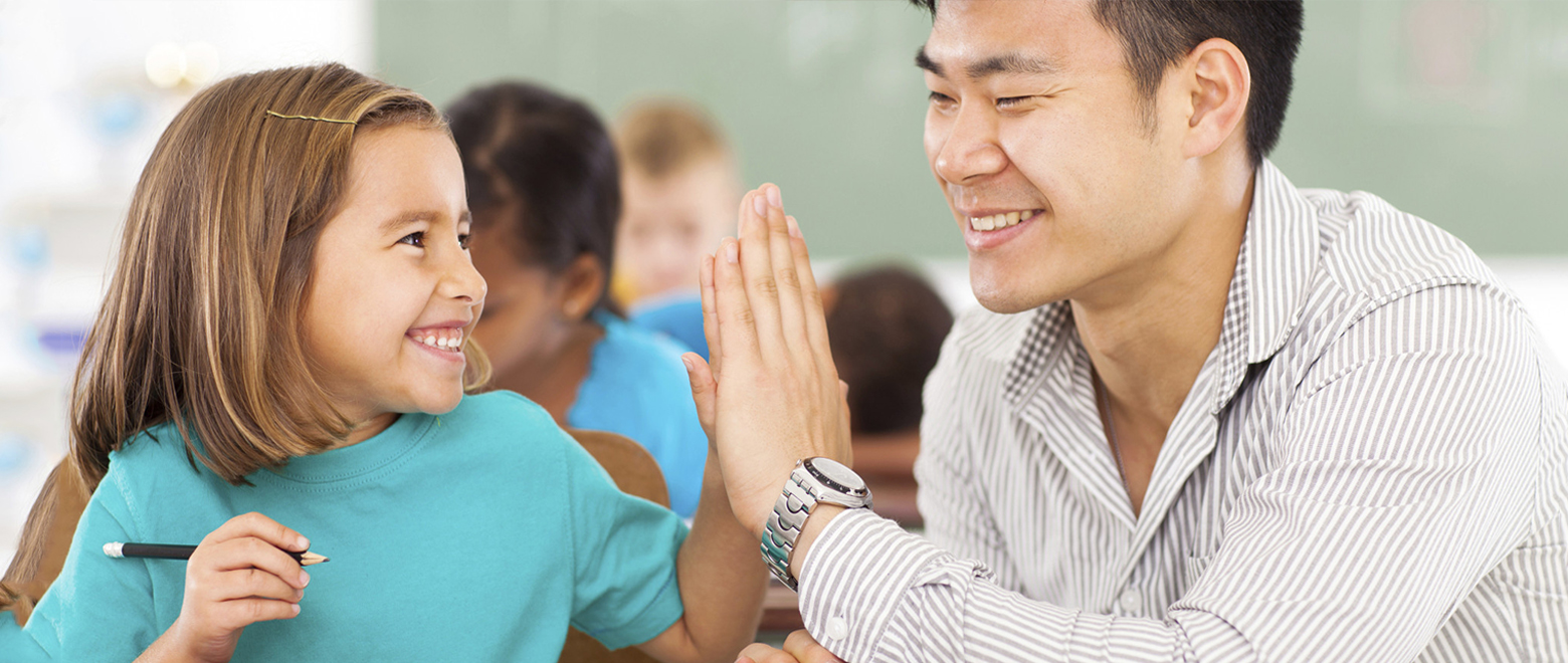 Um professor ásiatico sorrindo e batendo a palma contra a da aluna sorridente (o famoso "toca aqui").