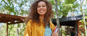 Retrato de sorridente jovem estudante encaracolado