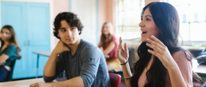 Jovens adultos com sorrisos nos rostos