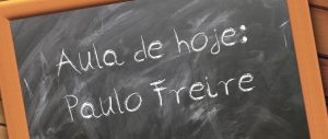 Lousa com texto "Aula de hoje: Paulo Freire"