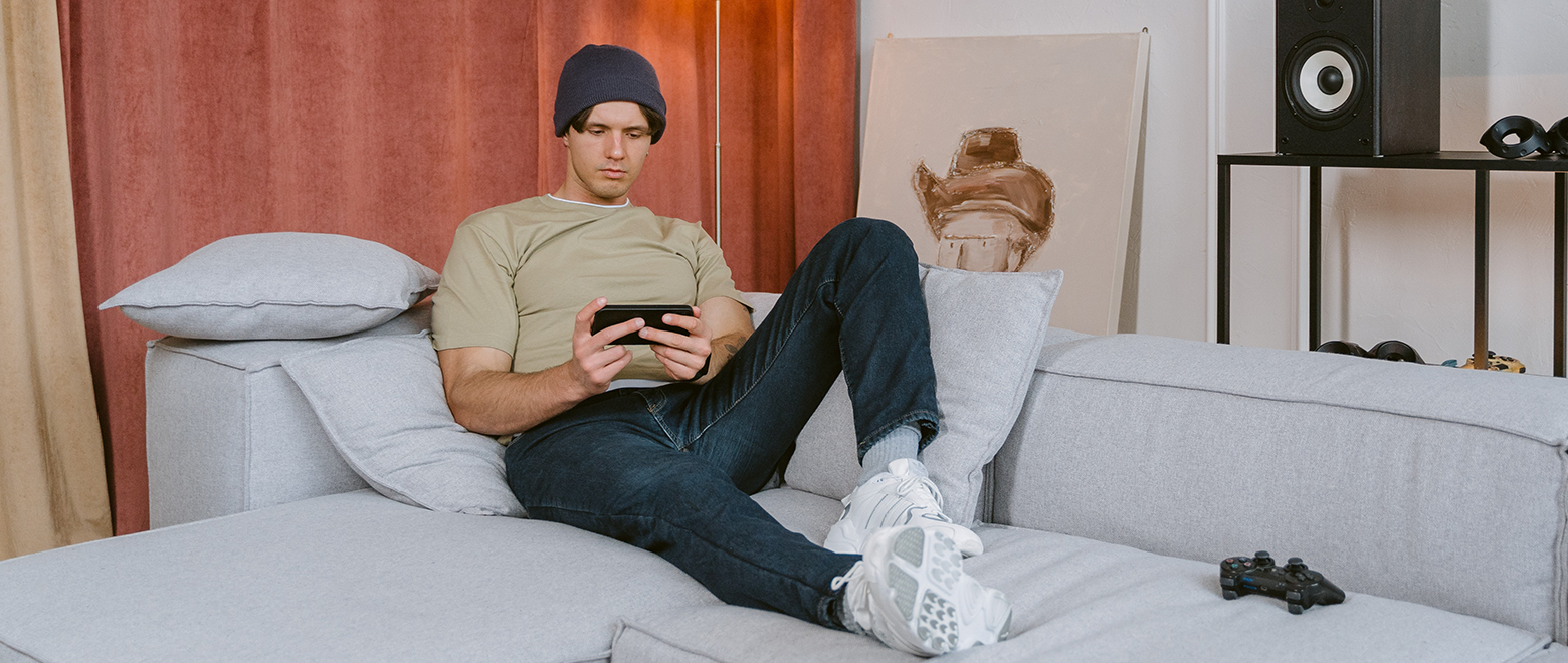 Adolescente no sofá usando celular
