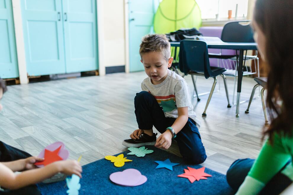 Dinâmicas-para-a-volta-às-aulas-em-2023- crianças brincando com peças de montagem coloridas.