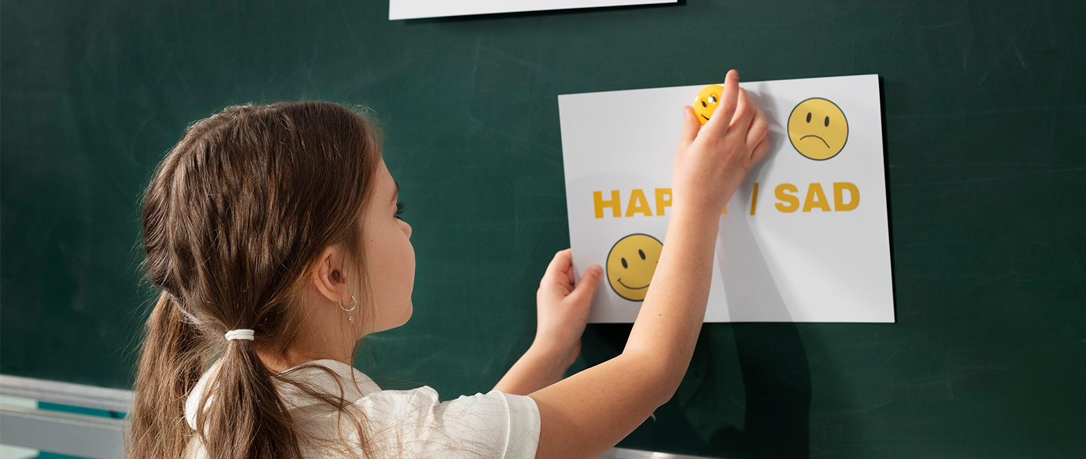 Crianças em sala de aula tendo aula de inglês