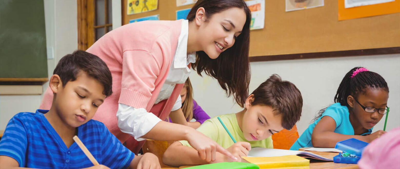 professora orientando alunos em sala de aula