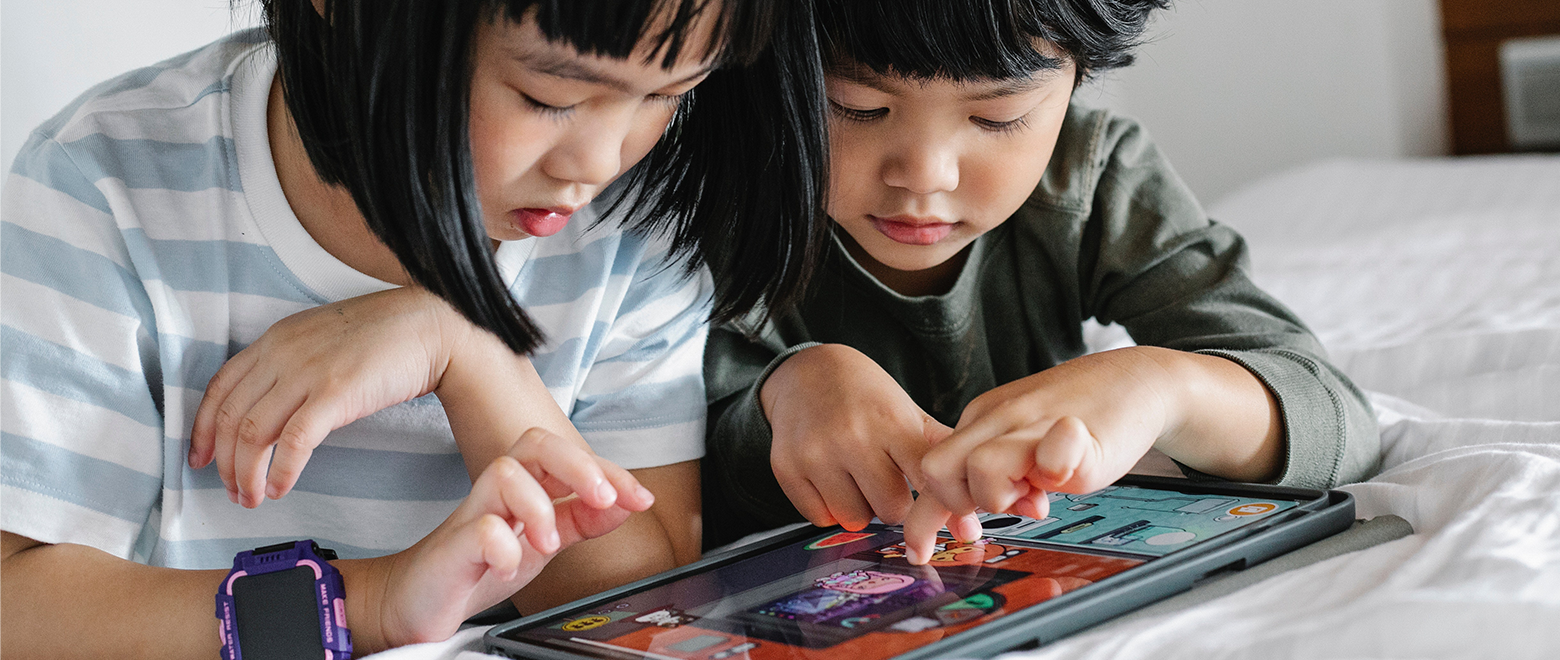 Crianças jogando em seu tablet.