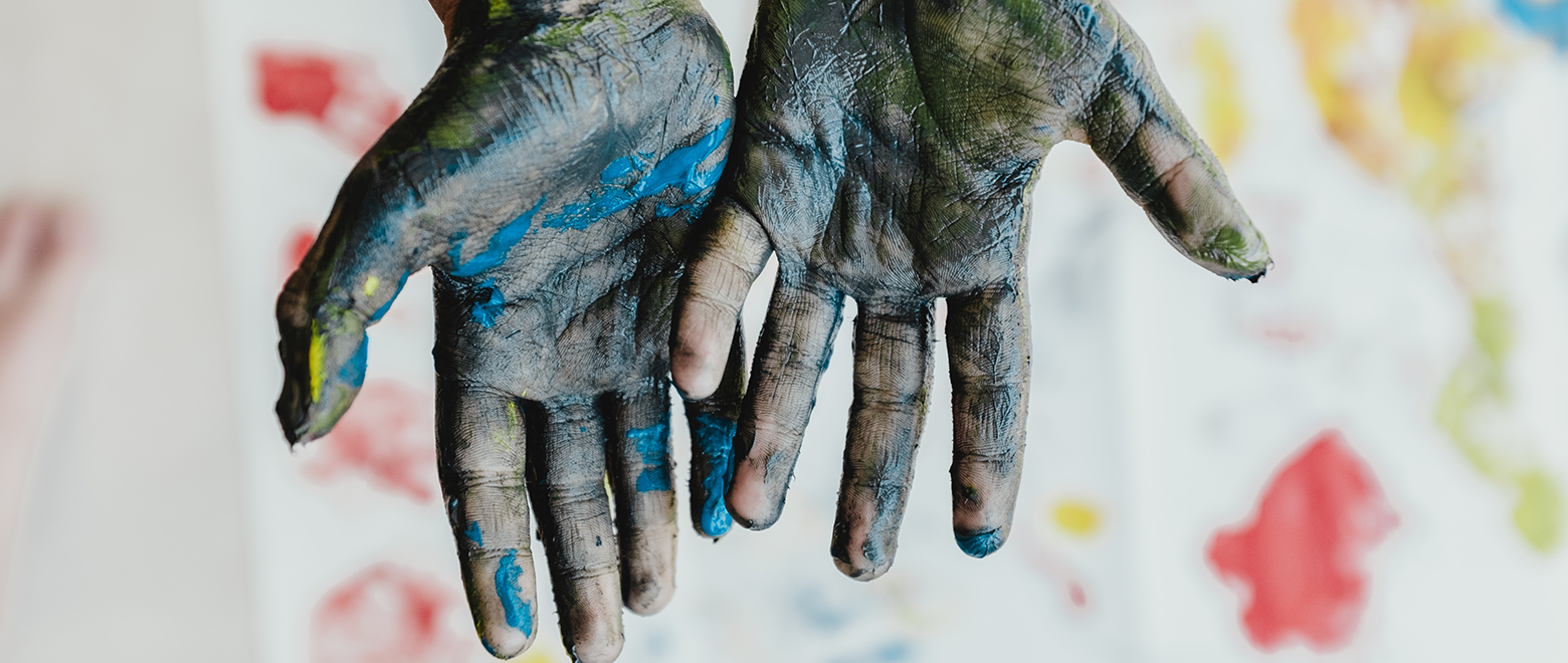 Pessoa com as mãos pintadas de azul