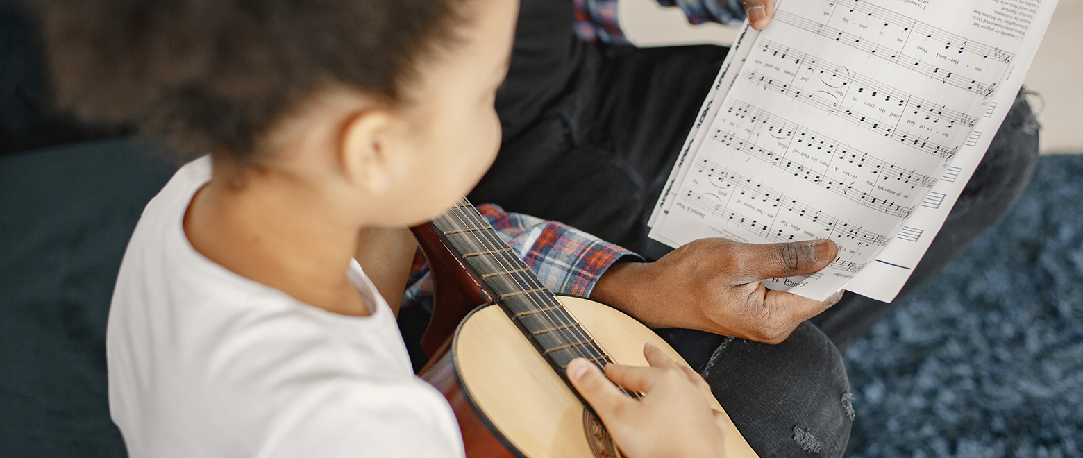 Professora ensinando música para crianças