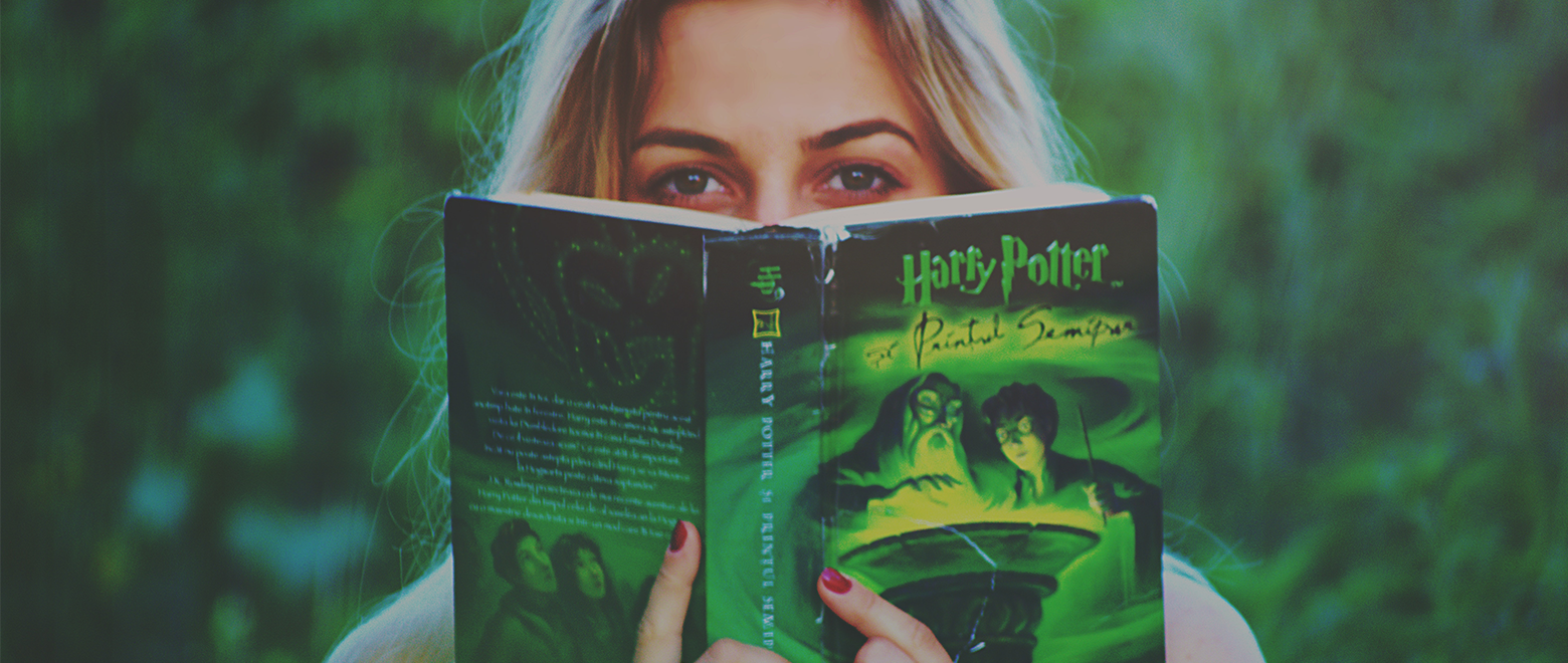 Mulher Lendo O Livro De Harry Potter