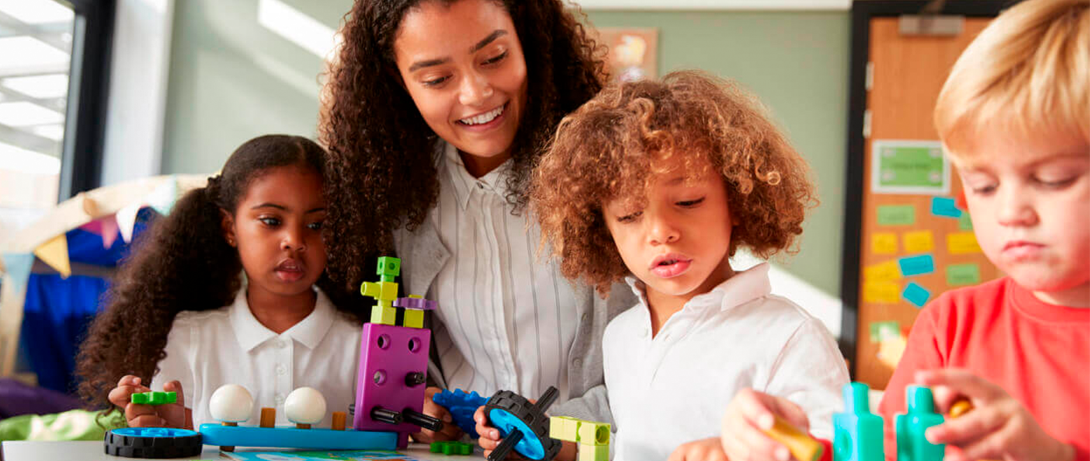 Professora e alunos realizando uma atividade de robótica