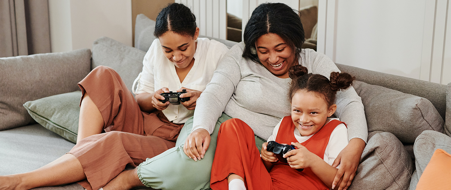 Mãe e filhas jogando vídeo game