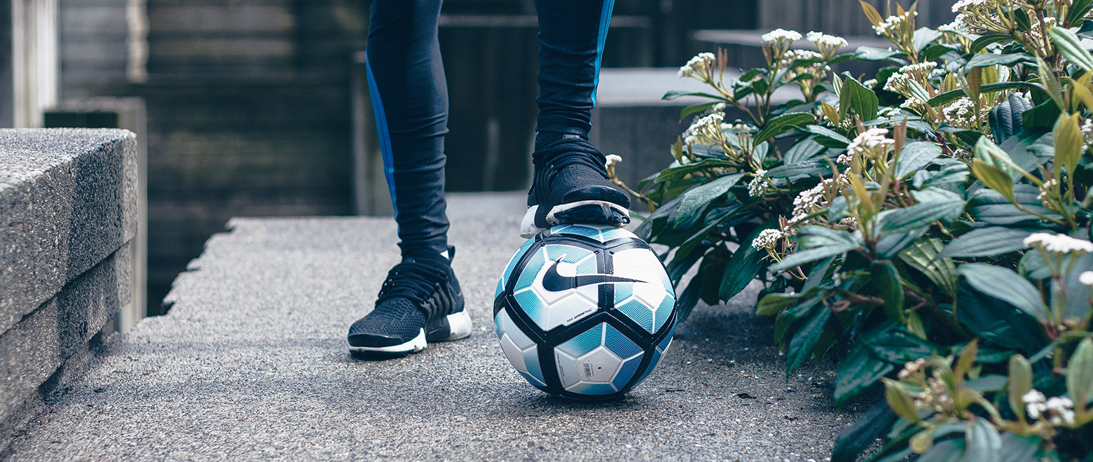 As Brincadeiras de Futebol na Rua: Uma Jornada Nostálgica e