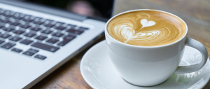 Pessoas trabalhando com xícaras de café sobre a mesa