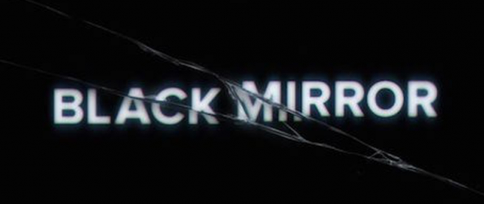 tela preta com o titulo 'Black Mirror' em uma cor metalizada com o efeito de vidro quebrado